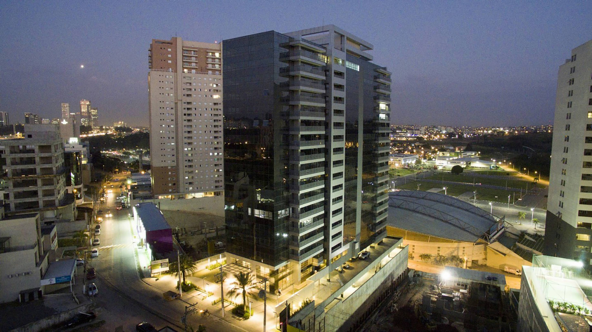 Fachada do edifício onde fica o escritório Galinari, ao entardecer